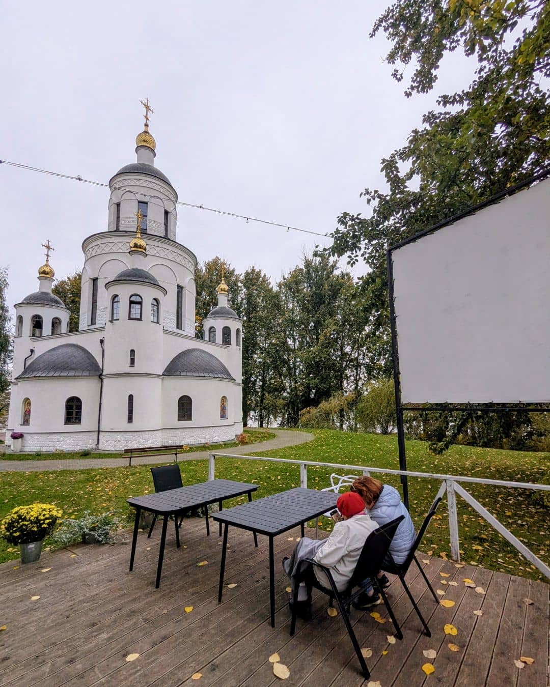 храм, терраса и проектор