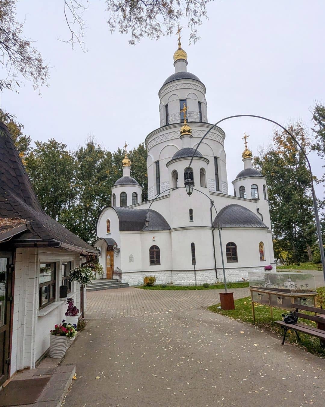 храм и церковный магазин